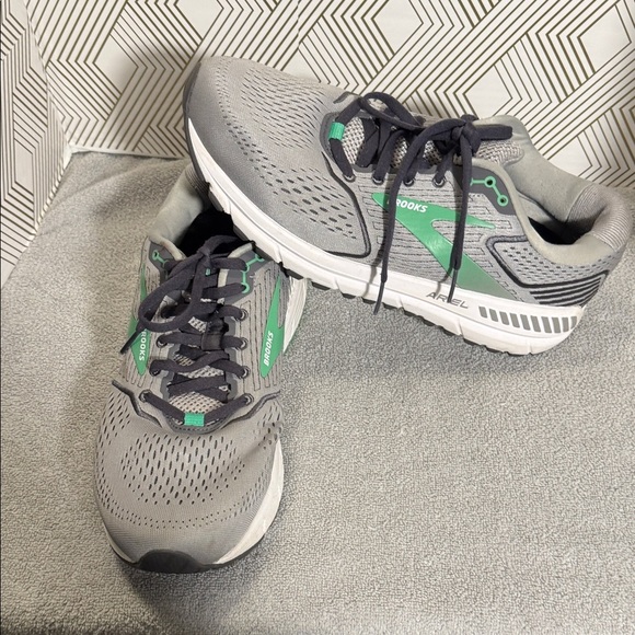 Brooks sneakers Gray and Green Athletic Shoes Brooks Ariel 20 women’s 11 wide - Picture 1 of 14